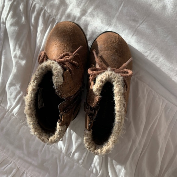 Size 6 toddler girl boots - Picture 3 of 3